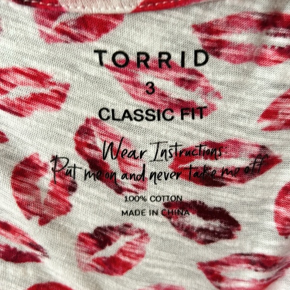 Torrid kissing lips t-shirt - Picture 2 of 2